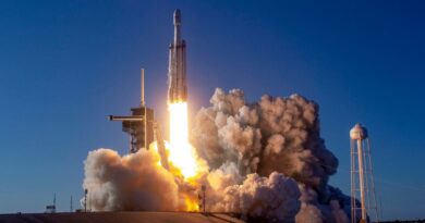 spacex-giant-falcon-heavy-rocket-launches-for-first-time-in-three-years-–-cnet-[cnet]