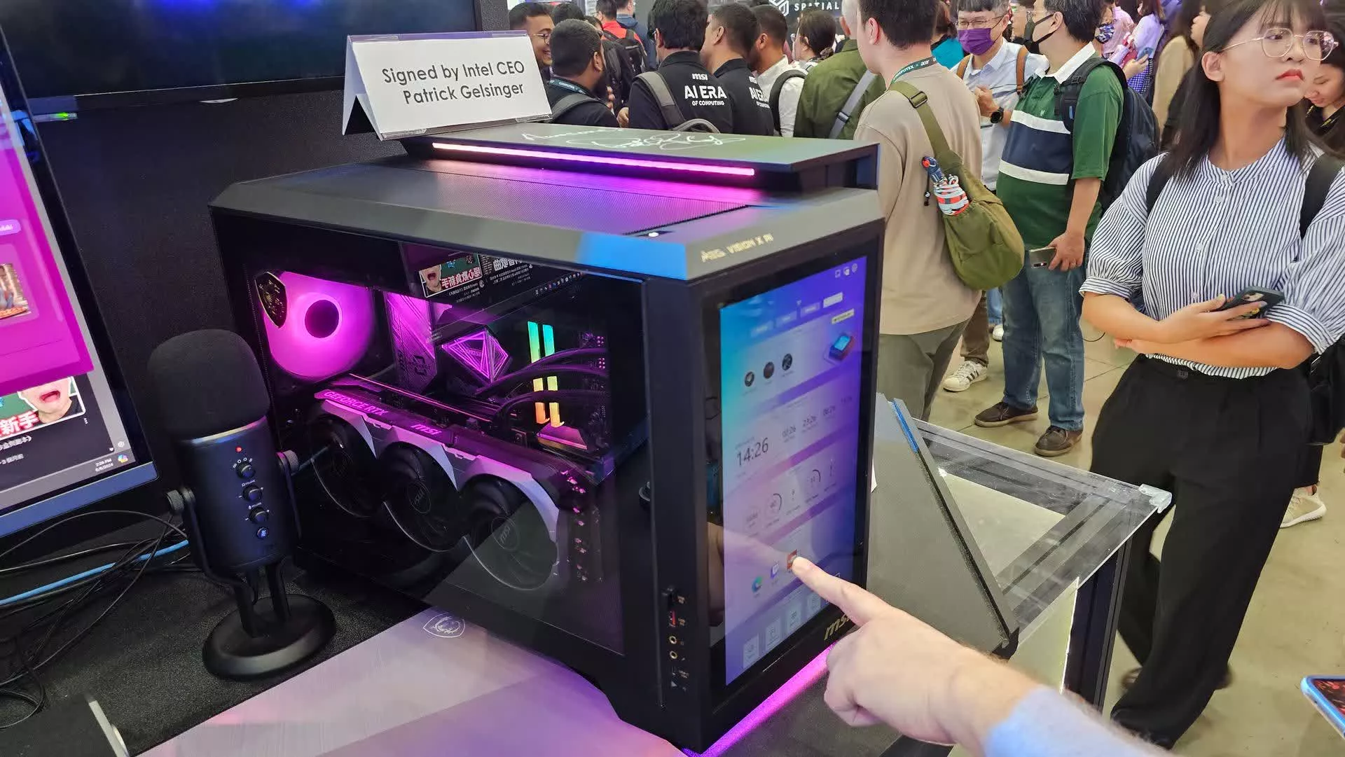 msi-showcases-desktop-pc-with-a-1080p-screen-on-the-front,-possibly-featuring-arrow-lake-and-blackwell-chips-[techspot]