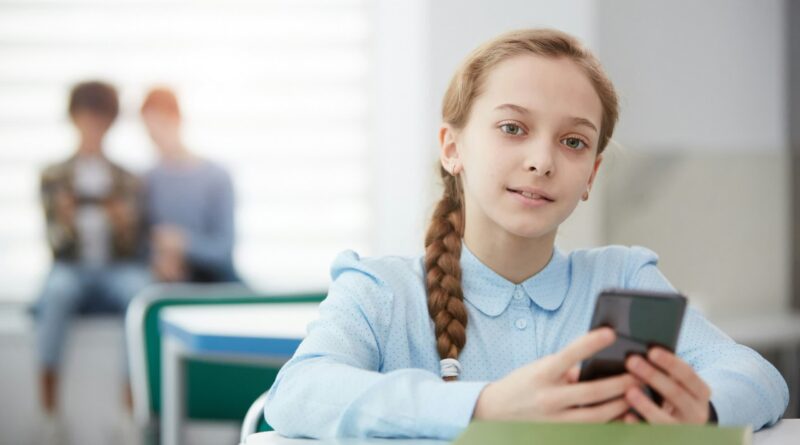 california-governor-supports-new-measures-to-restrict-smartphone-use-during-school-hours-[techspot]