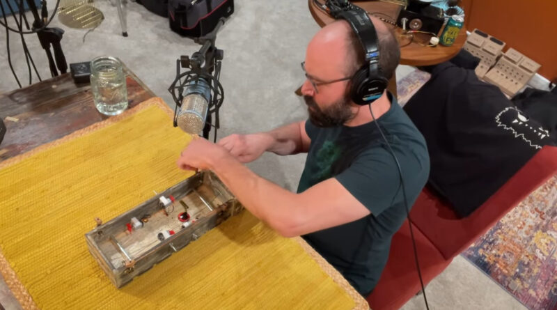 jangle-box-plucks-strings-at-the-press-of-a-button-[hackaday]