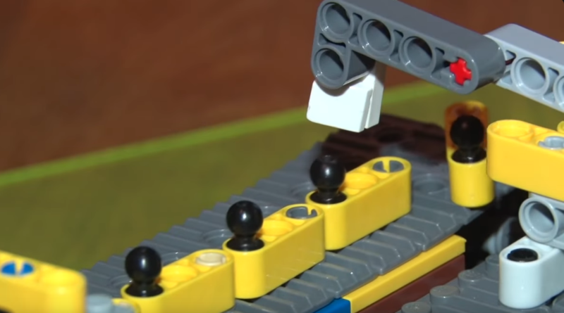 a-game-of-snake-on-a-lego-mechanical-computer-[hackaday]