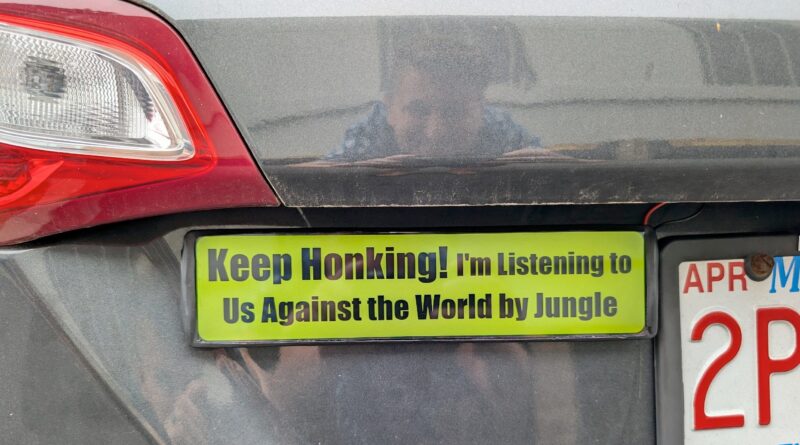 digital-bumper-sticker-tells-everyone-what-you’re-listening-to-[hackaday]